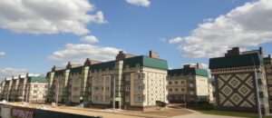 Малоэтажный жилой комплекс «Изумрудная долина»: вентилируемый фасад с декоративной бетонной плиткой