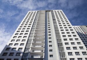 Жилой комплекс «Слобода Весны» в Красноярске: вентилируемый фасад со стальными композитными панелями