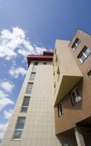 Жилой комплекс «Ковчег-2» в Красноярске: практика применения навесных фасадных систем